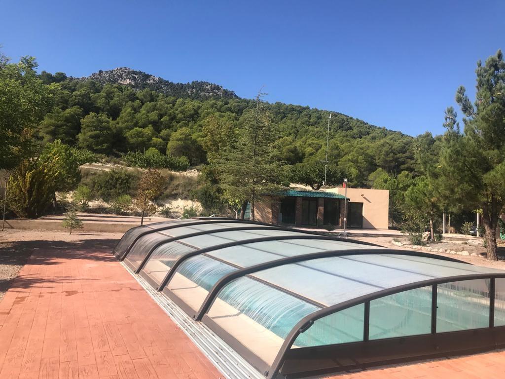  Casa de campo de madera con piscina