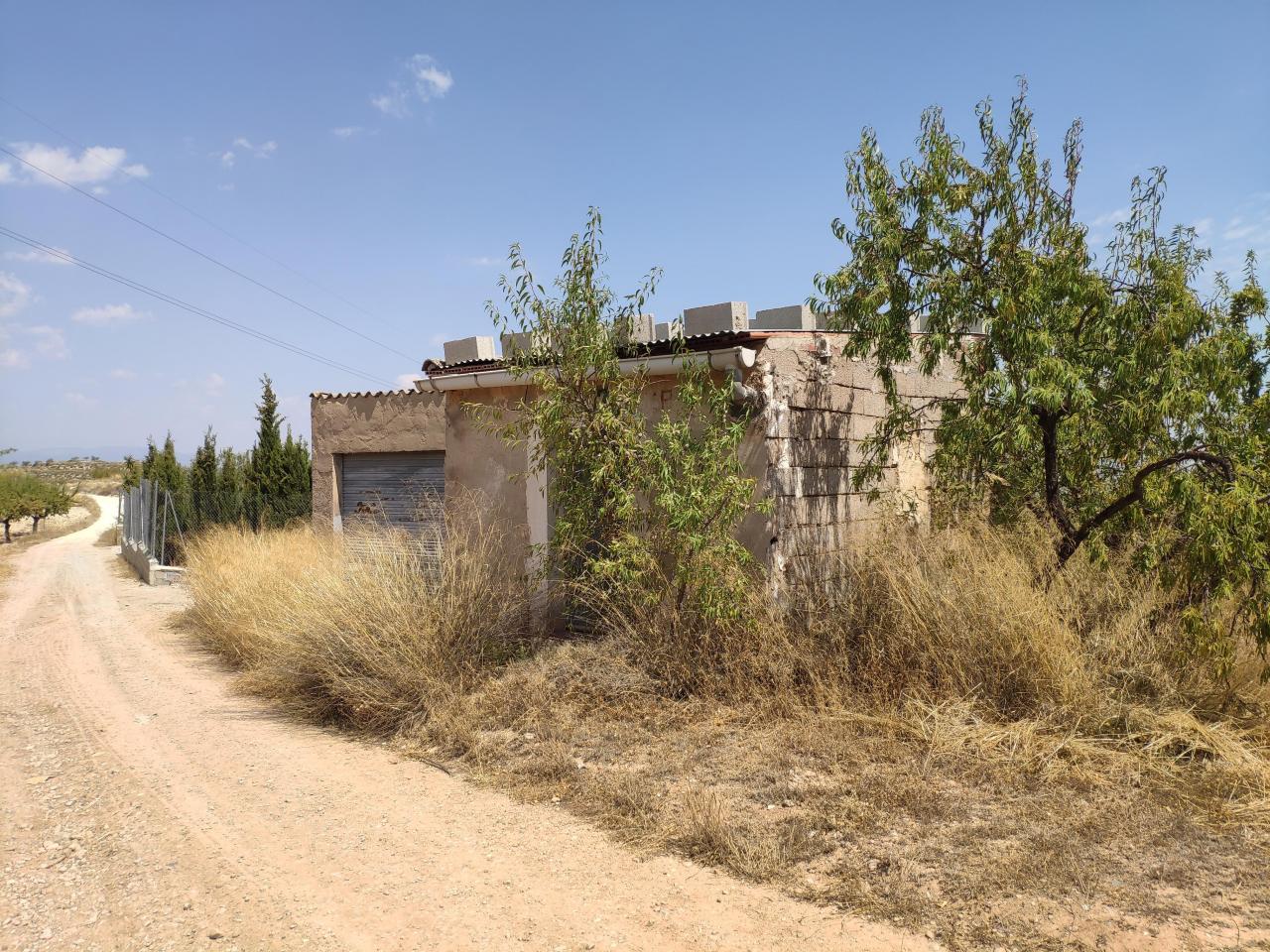  Casa y terreno al lado de Bullas